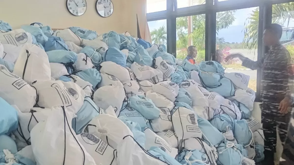 Bantuan logistik berupa paket sembako dari Presiden Republik Indonesia, Prabowo Subianto tiba di Maumere, Kabupaten Sikka, Nusa Tenggara Timur, Minggu (16/8/2026)