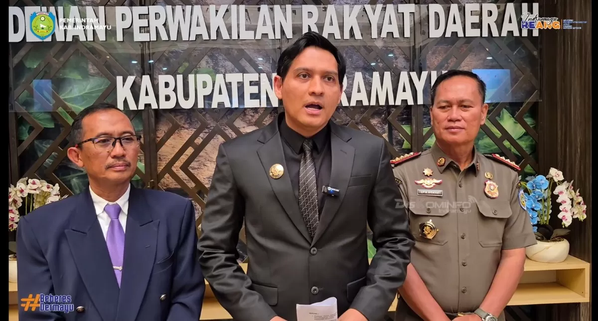 Bupati Indramayu Lucky Hakim memberikan keterangan pers terkait minuman keras, usai mengikuti rapat di Gedung DPRD Kabupaten Indramayu, Jumat (14/8/2026).
