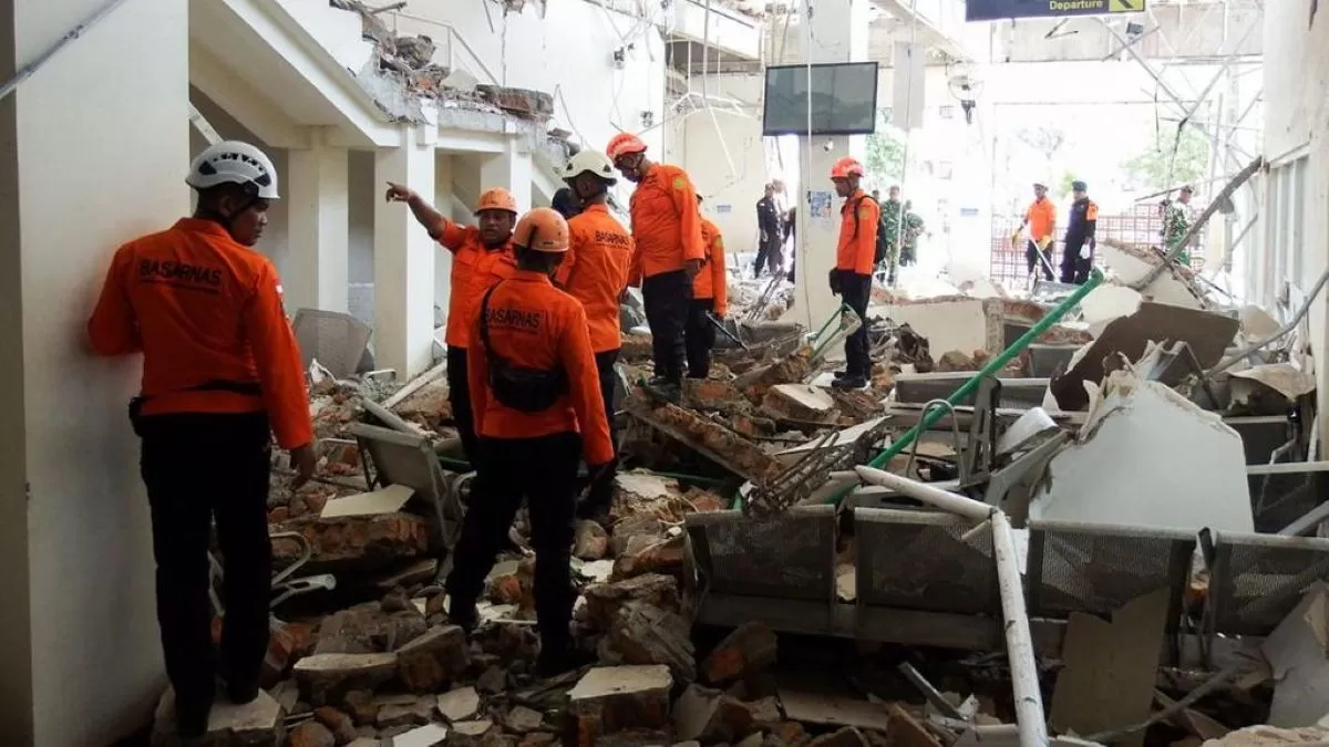 Tim SAR melakukan penyisiran bangunan Pelabuhan Laurentius Say Maumere yang rusak akibat gempa di Kabupaten Sikka, Nusa Tenggara Timur (NTT), Sabtu (15/8/2026).  ((REUTERS/Stringer))