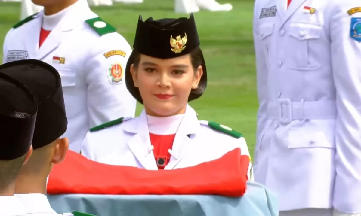 Celine Olivia Apriani Theo, siswi SMKN 5 Pontianak yang bertugas sebagai pembawa baki HUT 81 RI.  ((YouTube/Sekretariat Presiden))