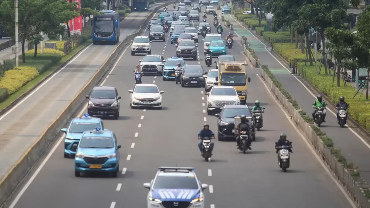 Suasana lalu lintas di salah satu ruas jalan protokol Jakarta. Aturan ganjil genap ditiadakan pada Senin, 17 Agustus 2026, bertepatan dengan libur nasional HUT ke-81 RI. Foto: ANTARA FOTO/Reno Esnir