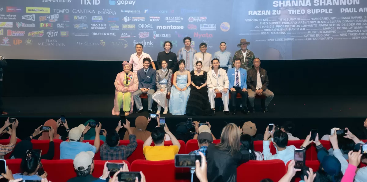 Film Dan Bandung tak hanya membawa kisah romansa Basil dan Elma ke layar lebar.(Istimewa).