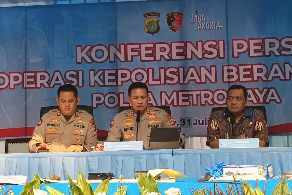 Kabid Humas Polda Metro Jaya Kombes Pol Budi Hermanto (tengah) memberikan keterangan dalam konferensi pers di Mapolda Metro Jaya, Jumat (31/7/2026). (kompas.com/Hanifah Salsabila)