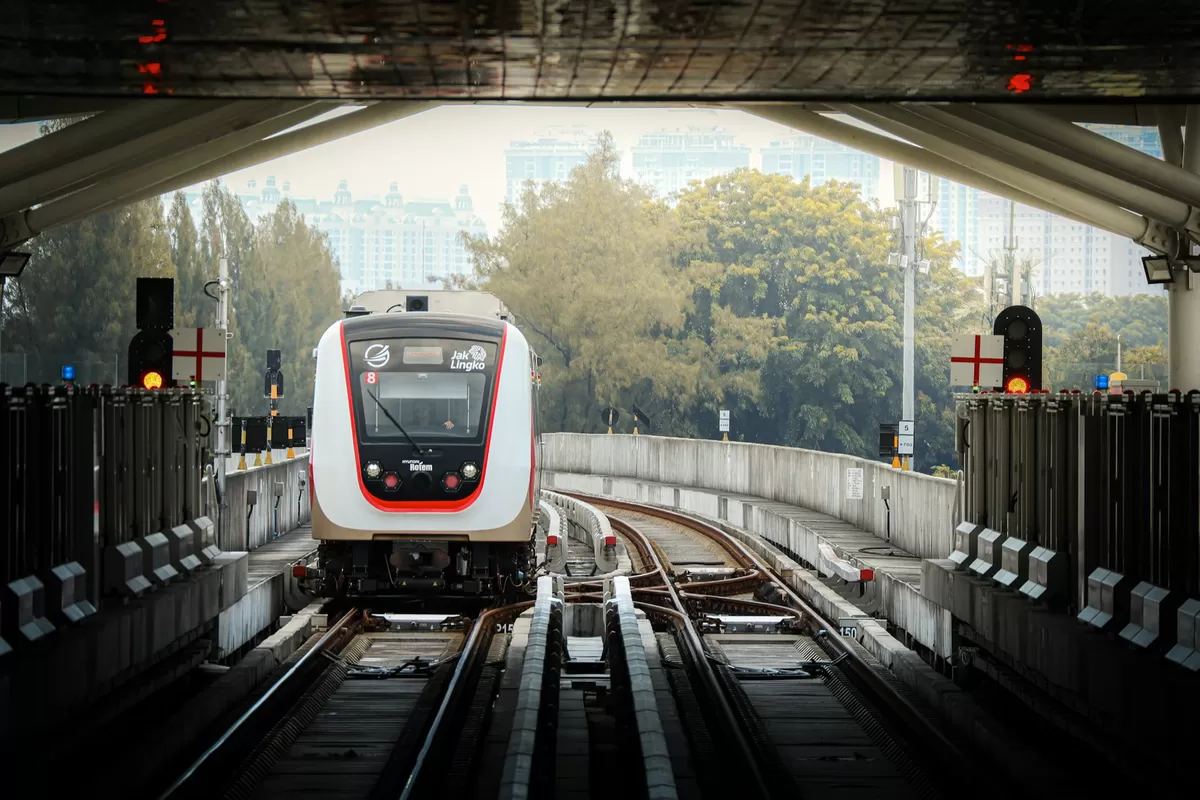 Ilustrasi penumpang LRT Jakarta. Rute Kelapa Gading&ndash;Manggarai dengan 11 stasiun dijadwalkan beroperasi 26 Agustus 2026. (Foto: Unsplash / Fadhila Nurhakim)