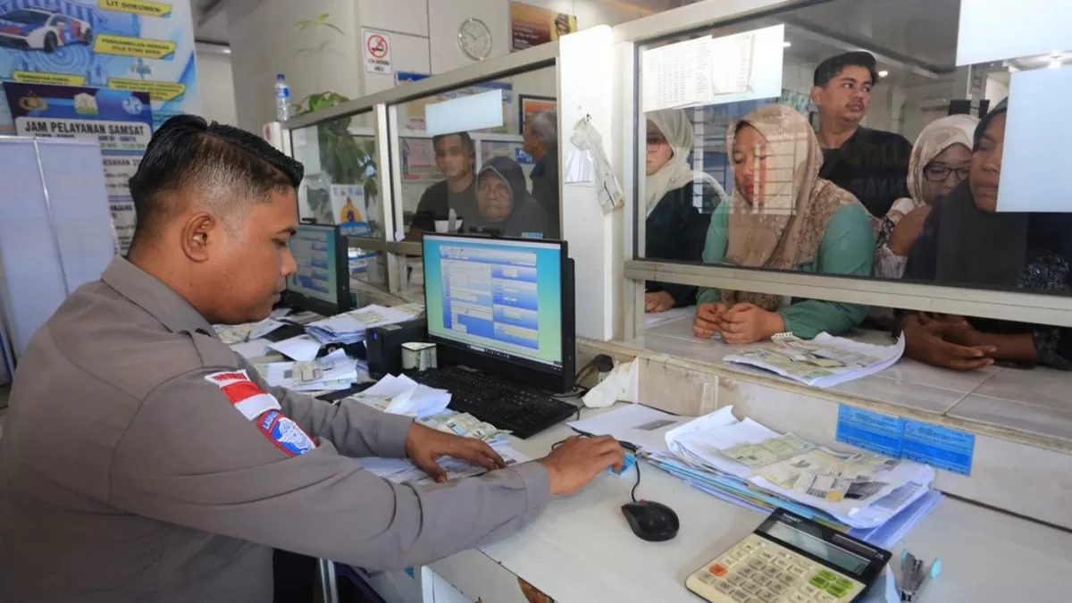 Ilustrasi pelayanan di Samsat terkait pemutihan denda pajak kendaraan. Program pembebasan sanksi administratif PKB & BBNKB di DKI Jakarta berlaku hingga 31 Agustus 2026. (Foto: ANTARA/ Syifa Yulinnas)