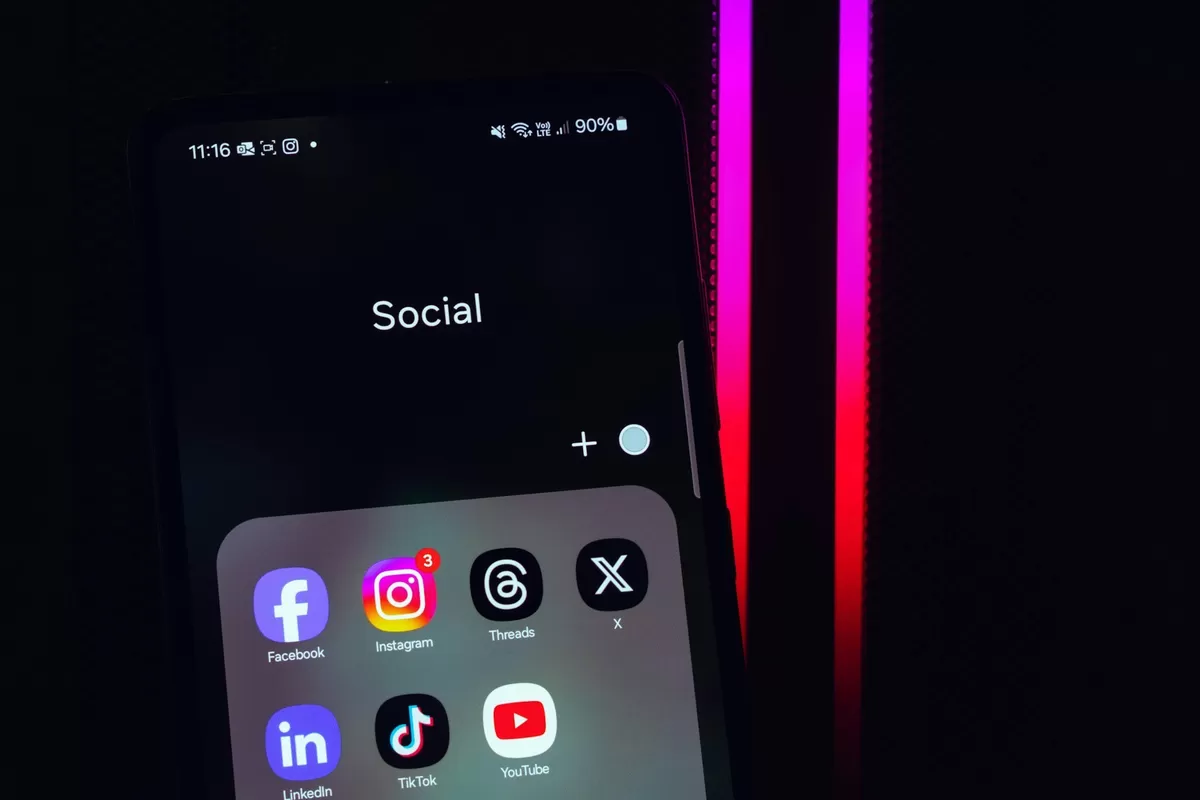 Ilustrasi media sosial di layar ponsel. (Unsplash / Panos Sakalakis)