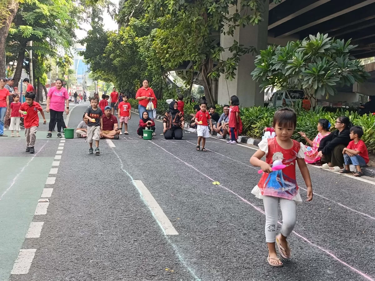 Warga RT 07 menggelar berbagai lomba 17 Agustus yang membuat suasana lingkungan dipenuhi keceriaan anak-anak dan antusiasme para orang tua.(Foto: Rangga).