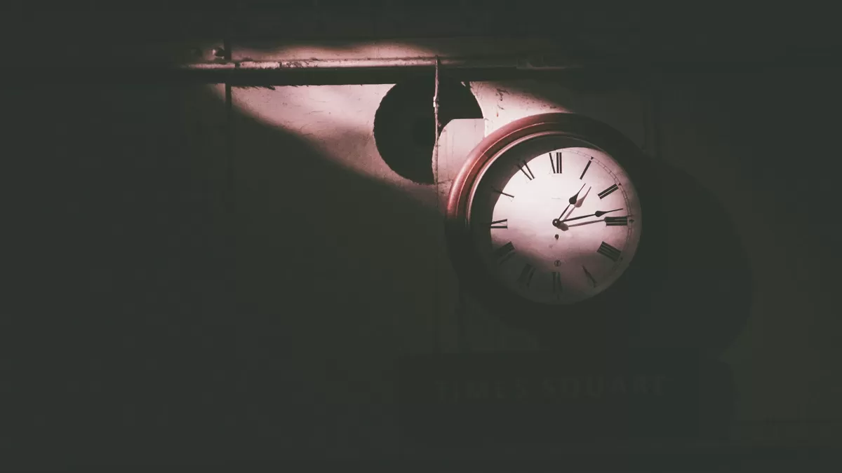 Ilustrasi penunjuk waktu. Dalam literatur eskatologi Islam, perputaran waktu menuju kemunculan Dajjal ditandai oleh eskalasi krisis ekologis dan penghentian siklus hidrologi selama 3 tahun. (Foto: Unsplash/ Srikanta H.U)