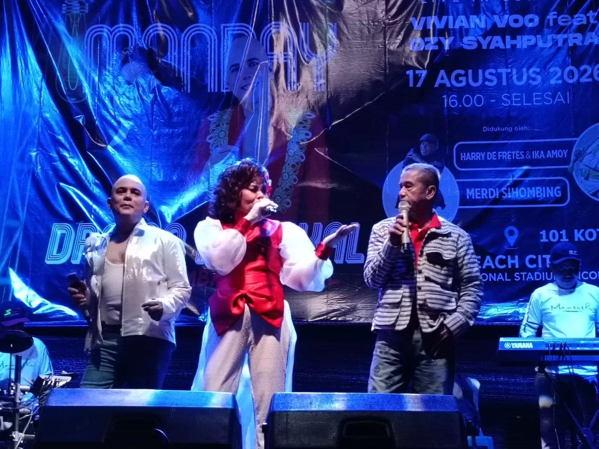 Di tengah musik dan hiburan yang memenuhi kawasan Ancol, Vivian Voo bersama Ozy Syahputra, Harry De Fretes, Ika Amoy, dan Merdi Sihombing memilih menghadirkan nostalgia lewat si manis jembatan Ancol.