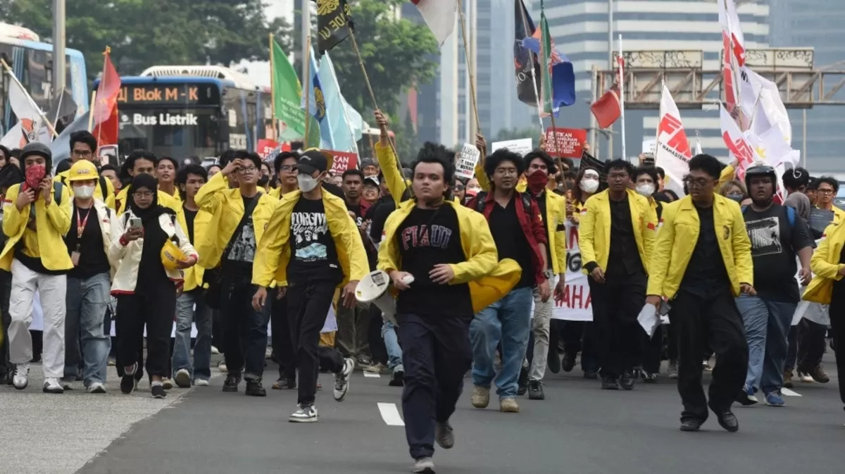 Foto massa aksi dari mahasiswa yang tergabung dalam Badan Eksekutif Mahasiswa Universitas Indonesia (BEM UI), saat demo pada Selasa, (18/08/26). (Foto: Antara/Sulthony Hasanuddi)