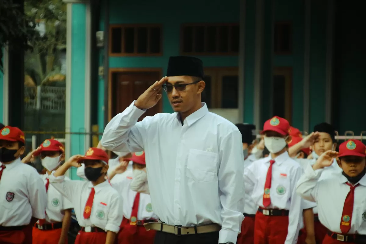 Ilustrasi tenaga pendidik. Pemerintah dan DPR finalisasi kebijakan status kepegawaian guru PPPK. (Foto: Unsplash/Syahrul Alamsyah Wahid)