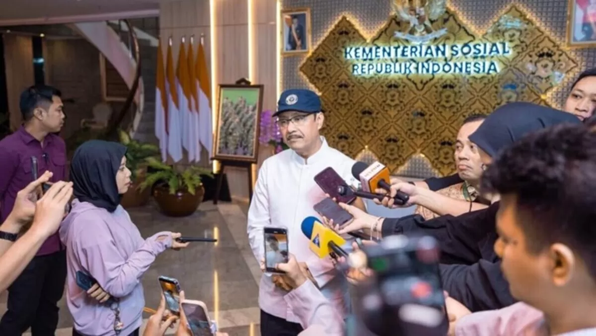 Menteri Sosial Saifullah Yusuf memberikan keterangan kepada awak media di Kantor Kementerian Sosial, Jakarta, terkait penyaluran bansos dan temuan penerima yang terindikasi transaksi judi online. (Foto: setkab.go.id/Kementerian Sosial)