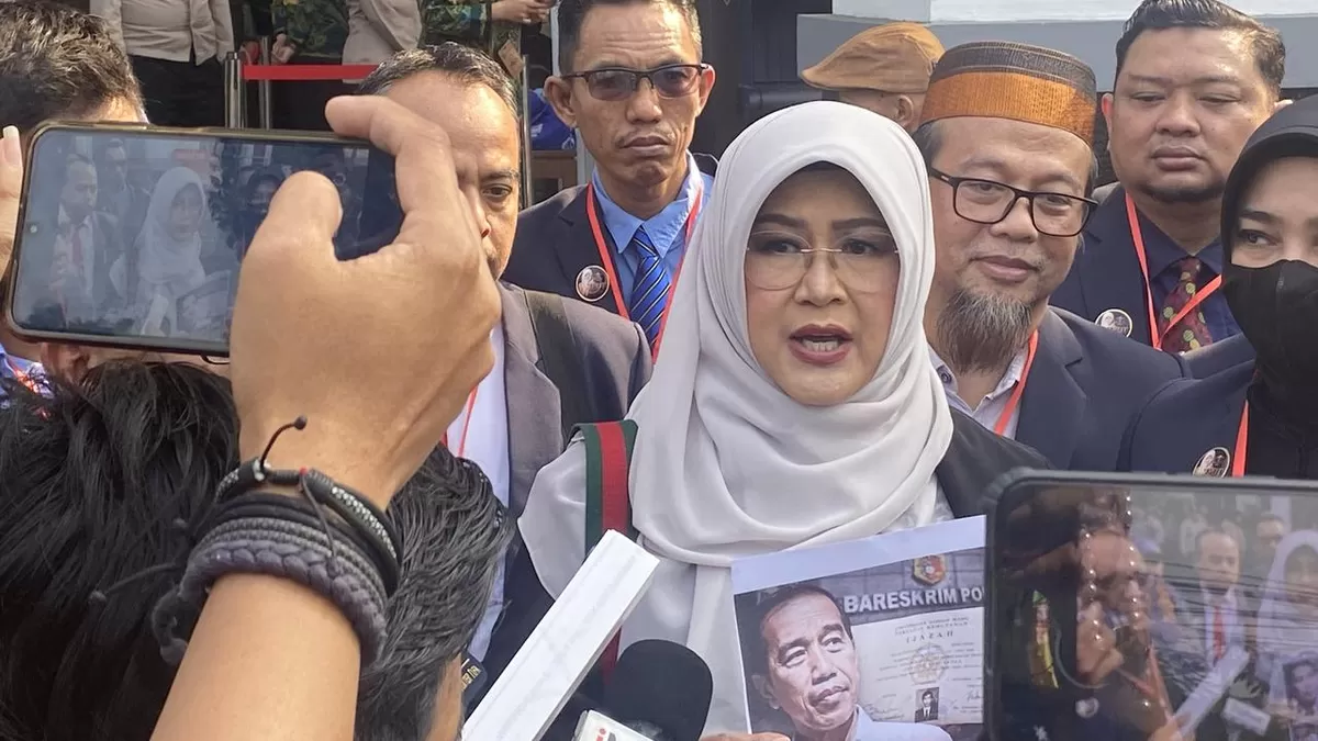 Tifauzia Tyassuma alias Dokter Tifa memberikan keterangan kepada media di Pengadilan Negeri Jakarta Timur terkait kasus dugaan fitnah dan pencemaran nama baik soal ijazah Presiden ke-7 Joko Widodo. (Foto: Liputan6.com/Devira Prastiwi)