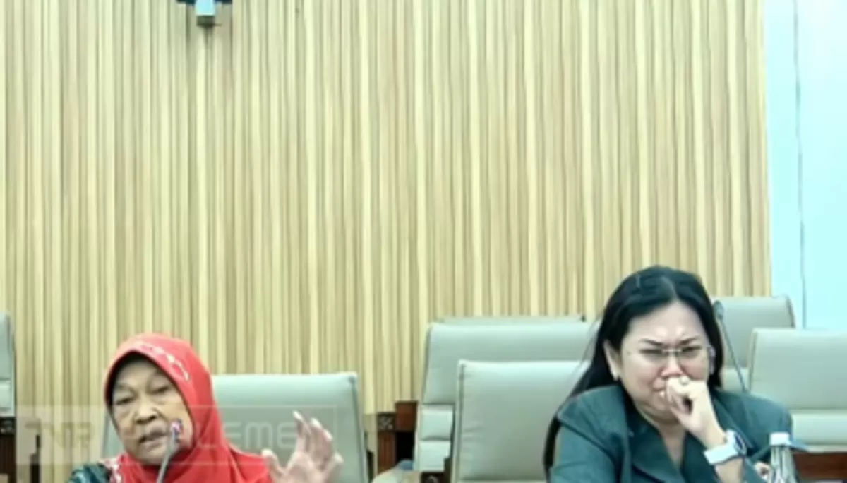 Nenek Narti (77), korban KSP Mekarsari, menangis sambil memohon pengembalian tabungan Rp720 juta di RDPU Komisi VI DPR RI, 19 Agustus 2026. (Foto: TVR Parlemen)