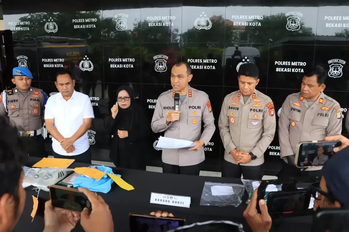 Kapolres Metro Bekasi Kota Kombes Pol. Putu Kholis Aryana didampingi jajaran berikan keterangan pengungkapan 6 kasus kriminal periode 1-20 Agustus 2026 di Lobby Halaman Polres, Kamis (20/8/2026). (Foto: Humas Polres Metro Bekasi Kota)