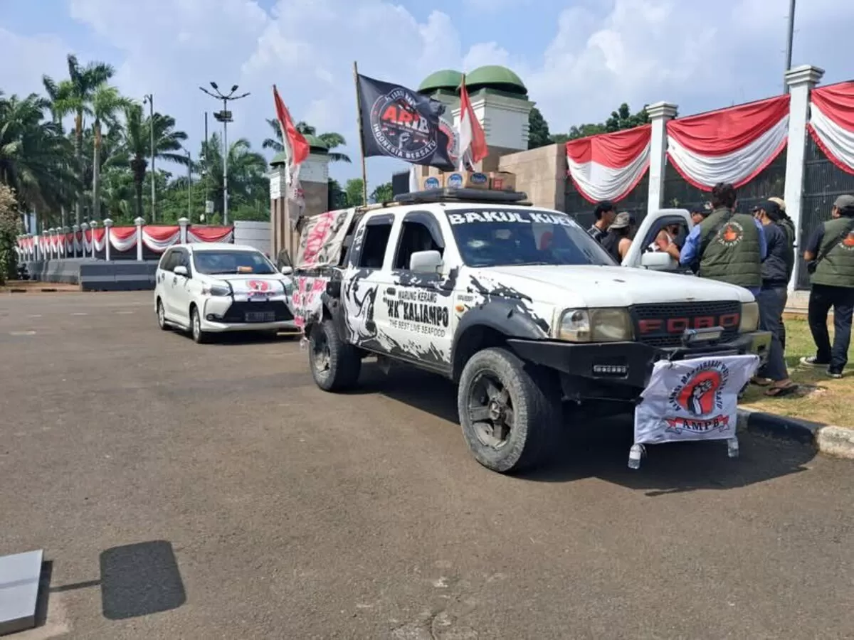Rombongan Aliansi Masyarakat Pati Bersatu (AMPB) tiba di kawasan Gedung DPR/MPR RI, Jakarta, Jumat (21/8/2026). Kendaraan ini merupakan bagian dari tim pendahulu yang membuka posko aksi 27 Agustus. (Foto: X/@haixensen)