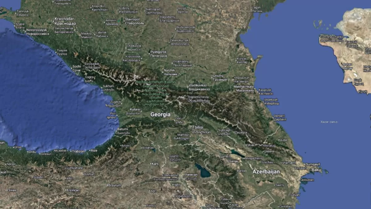 Peta satelit kawasan Kaukasus yang mencakup Georgia, Azerbaijan, dan Derbent (Dagestan). Beberapa lokasi di wilayah ini sering diidentifikasi sebagai kandidat tembok Zulkarnain. (Foto: Google Maps/DS.)