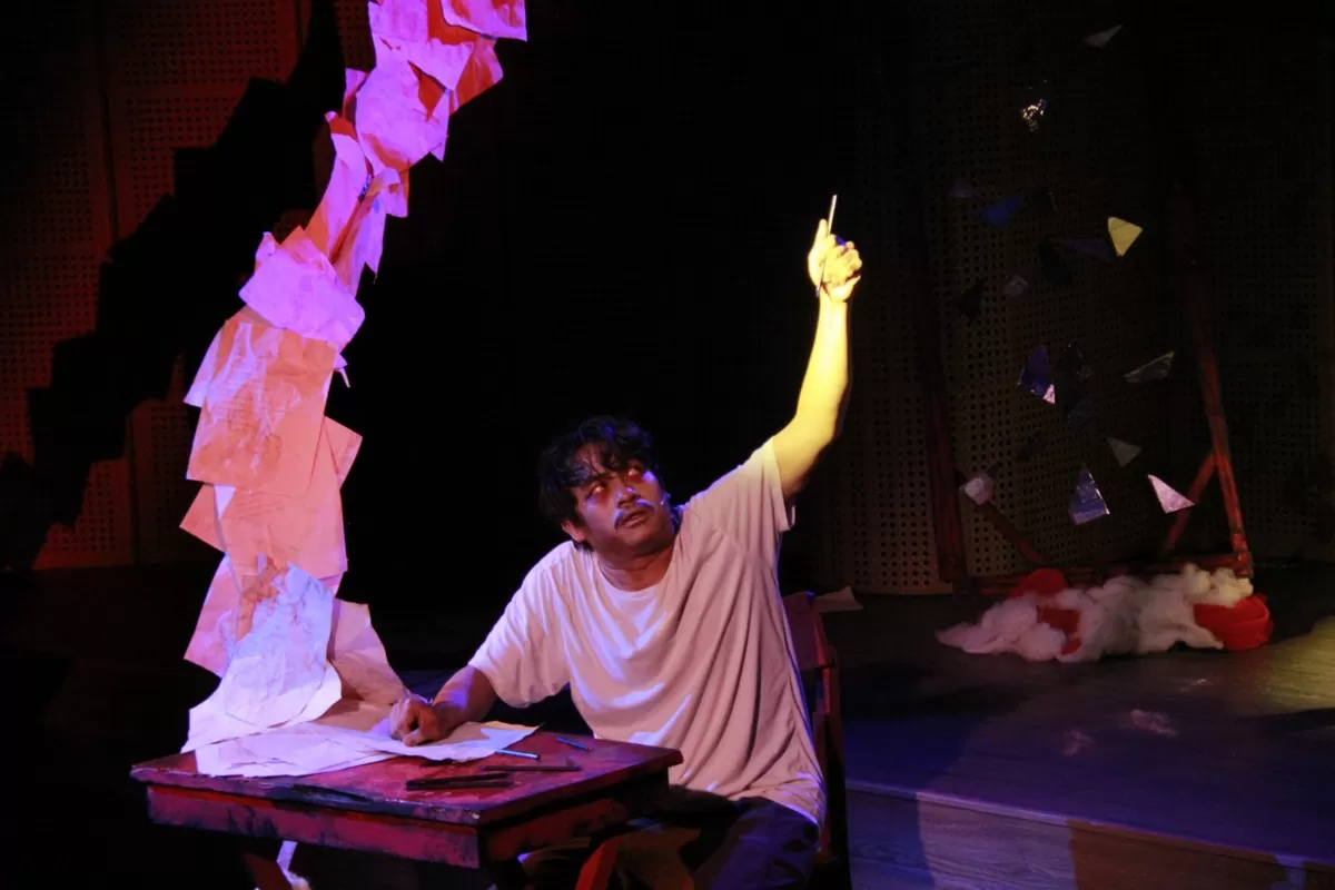 Sosok Chairil Anwar kembali dihidupkan melalui panggung teater dalam monolog Umbra et Anima: Metafiksi Chairil Anwar.(Istimewa).