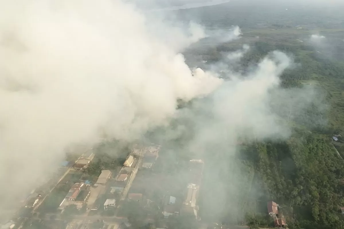 Kebakaran hutan dan lahan (karhutla) masih terjadi di Kalimantan Timur di tengah musim kemarau. Asap tebal terlihat menyelimuti kawasan hutan dan permukiman warga. (Foto: Dok. Damkar Kukar)