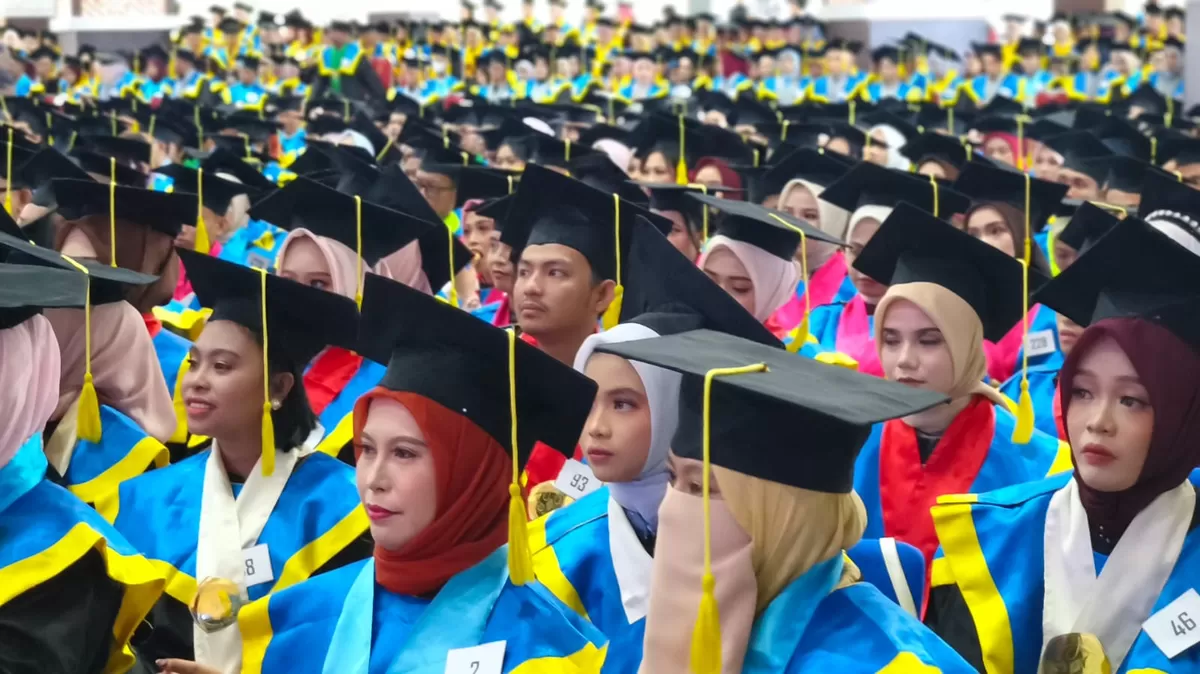 Peserta wisuda periode ke-137 Universitas Tadulako