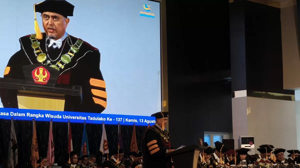 Rektor Universitas Tadulako menyampaikan pesan almamater kepada para lulusan dalam momen wisuda ke-137