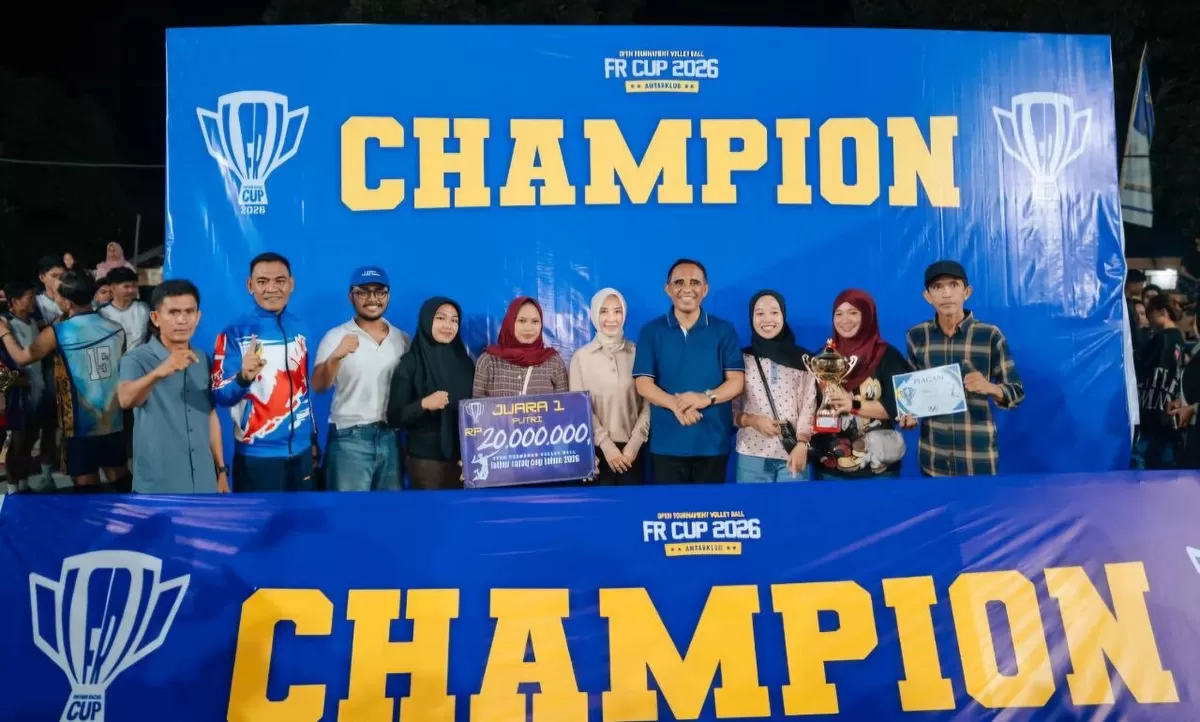 Final FR Cup Volleyball Tournament 2026 di Ampibabo berlangsung meriah dengan kehadiran Gubernur Sulawesi Tengah Anwar Hafid.  (istimewa)