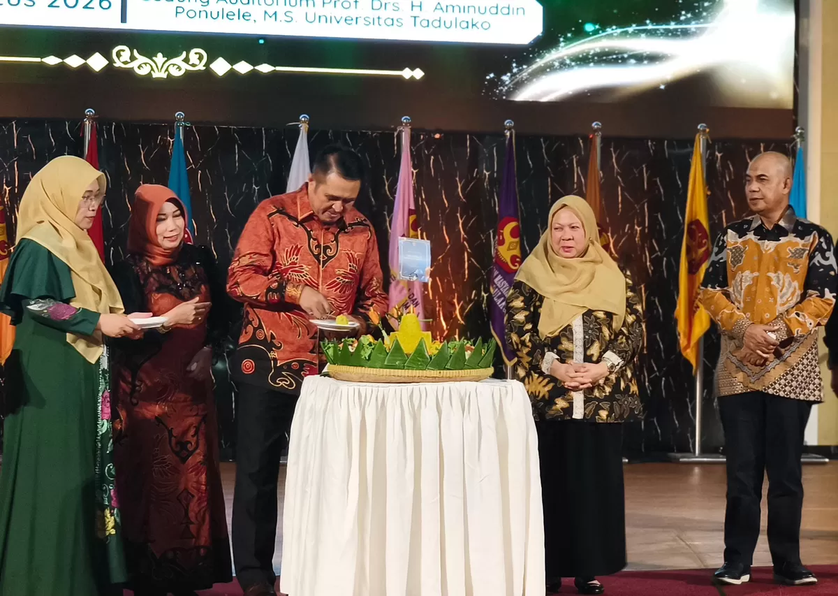 Rektor Untad, Prof. Dr. Amar, S.T., M.T., IPU., ASEAN Eng., memotong tumpeng Dies Natalis ke-45 sebagai tanda syukur atas capaian dan perjalanan Universitas Tadulako (Junaidi )