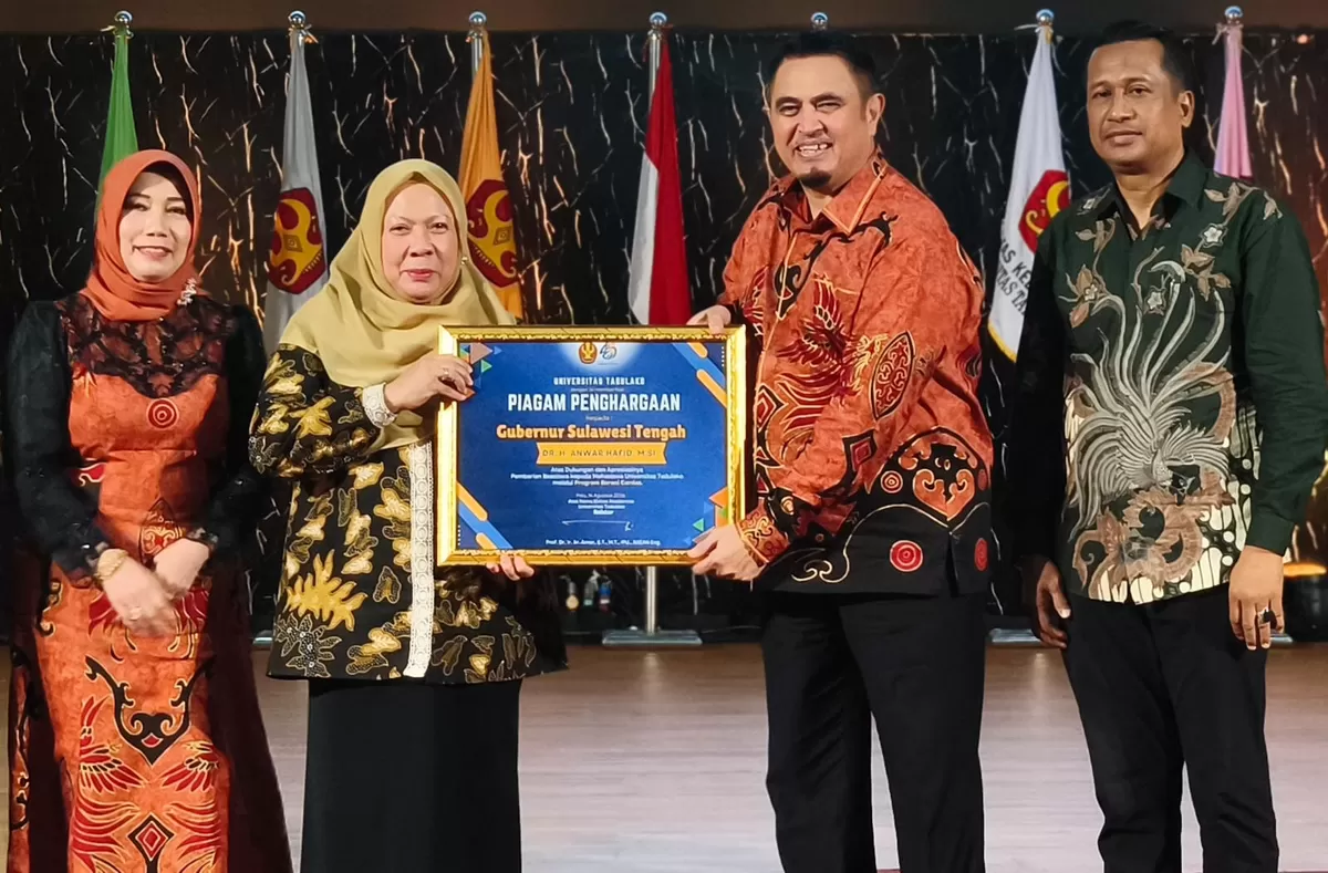 Wakil Gubernur Sulawesi Tengah, dr. Reny A. Lamadjido menerima penghargaan dari Untad atas dukungan Pemprov Sulteng terhadap pendidikan tinggi dan pengembangan SDM (Junaidi)