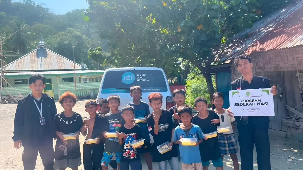 Inisiatif Zakat Indonesia (IZI) kembali menyalurkan sedekah nasi kotak kepada masyarakat di Desa Loli Tasiburi, Donggala. (istimewa)