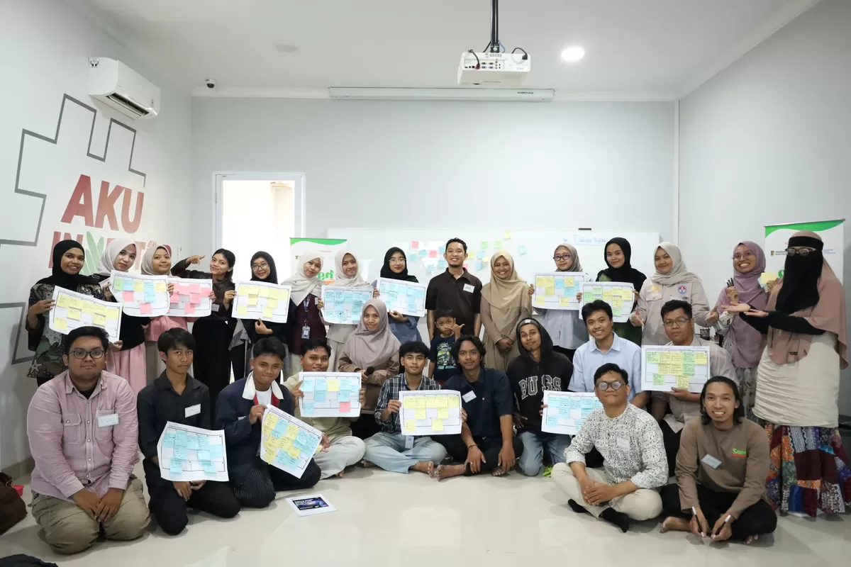 Peserta Bimtek SEED for Palu Wave 2 berfoto bersama di Kantor Bursa Efek Indonesia Sulawesi Tengah, Palu, usai mengikuti pelatihan pengembangan usaha sosial. (Junaidi )