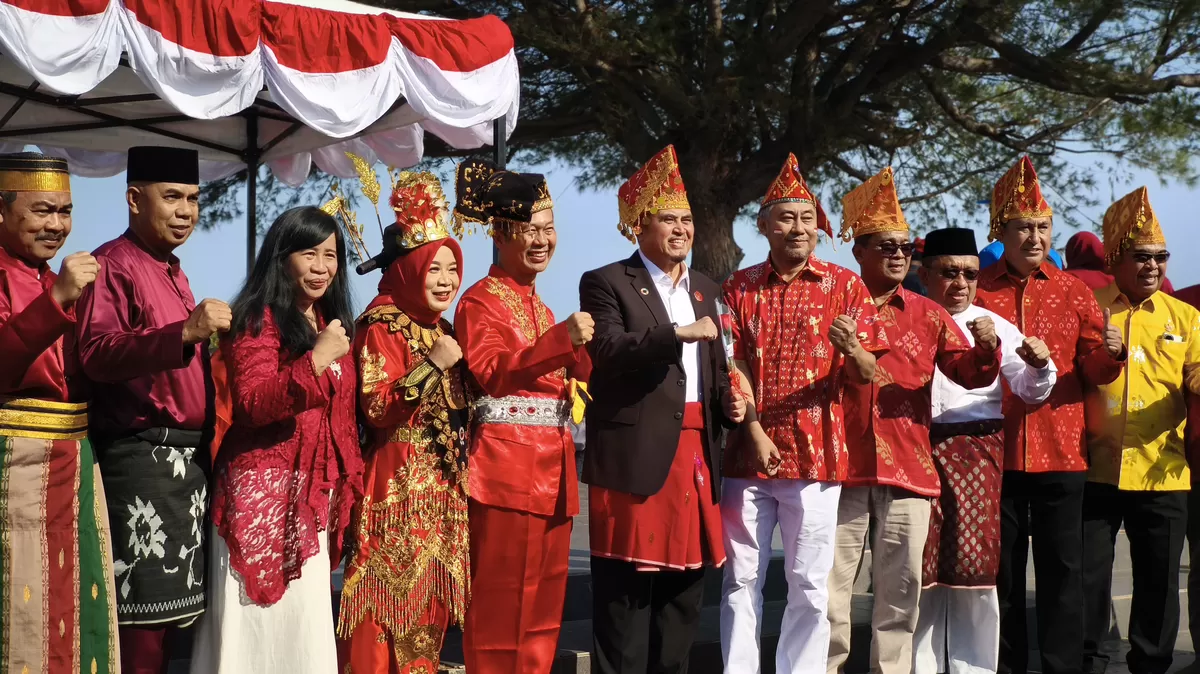 Civitas akademika Universitas Tadulako berfoto bersama mengenakan pakaian adat dari berbagai daerah usai Upacara Peringatan HUT ke-81 Kemerdekaan Republik Indonesia. (Junaidi )