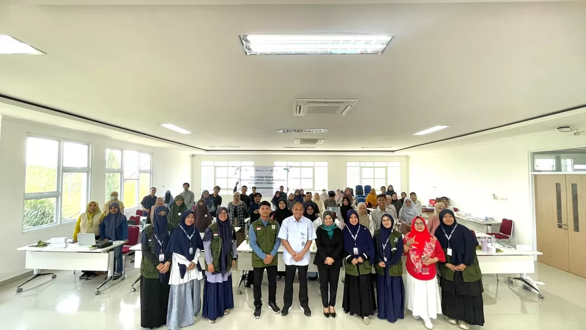 Peserta, narasumber, dan panitia Pelatihan Teknis Penyusunan Profil dan Proposal Komunitas Literasi berfoto bersama dengan Kepala Balai Bahasa Provinsi Sulawesi Tengah usai pembukaan kegiatan. (Junaidi)