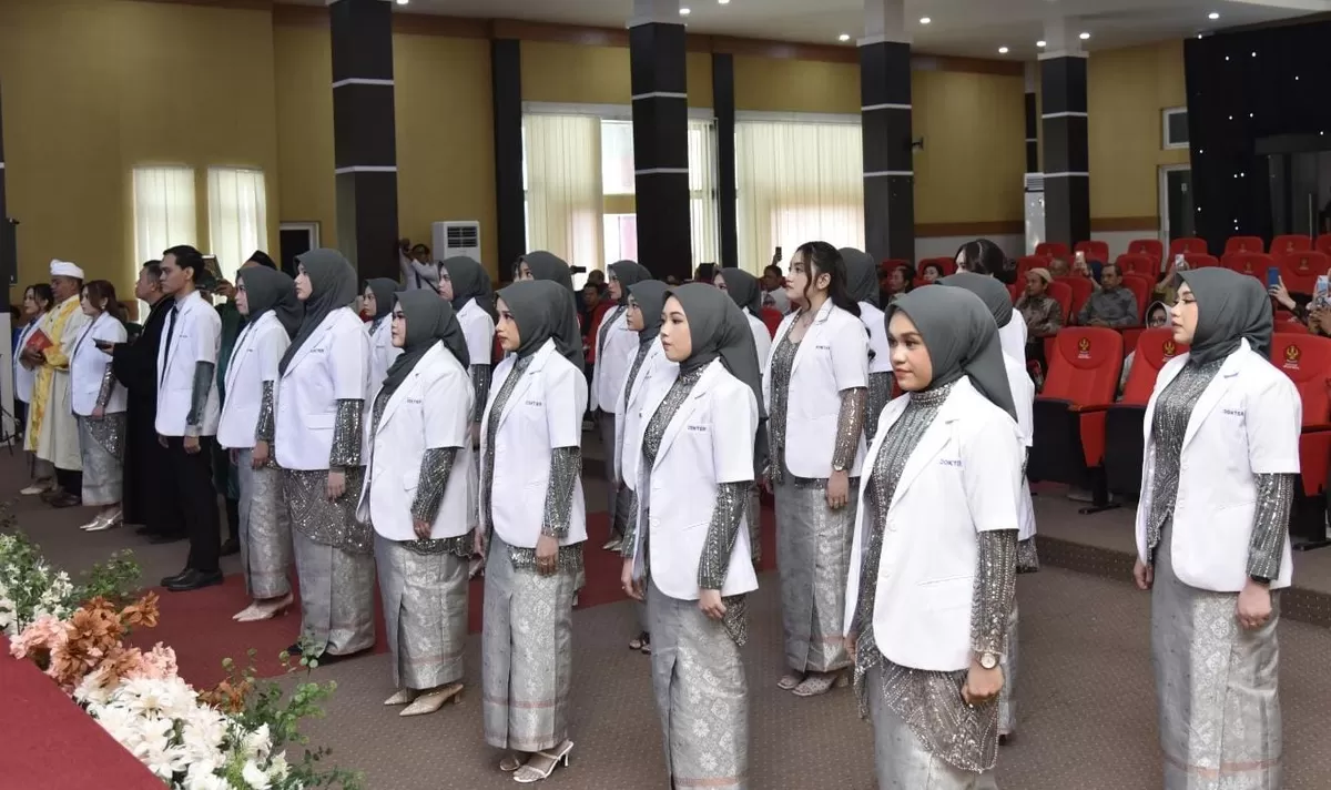 Momen Pelantikan dan Pengambilan Sumpah 22 Dokter Baru Lulusan Fakultas Kedokteran Universitas Tadulako  ((Dok. Humas Untad))