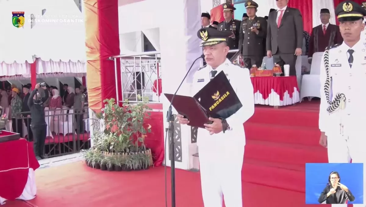 Juru bahasa isyarat Kania Widjajadi menerjemahkan rangkaian informasi dalam live streaming Upacara HUT ke-81 RI yang digelar Pemerintah Kota Palu. (istimewa)