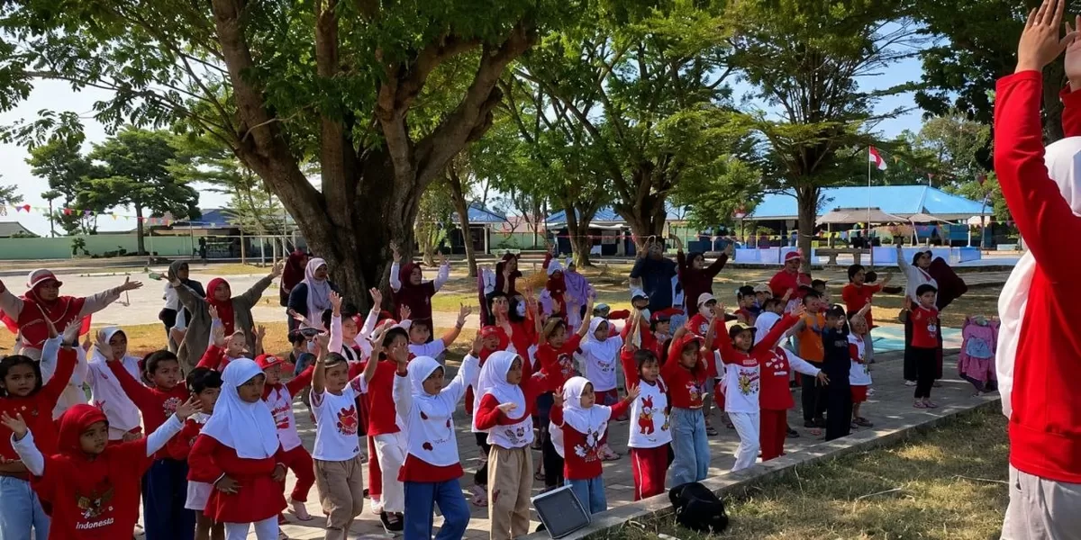 Bimbingan Belajar (Bimbel) Rumah Pintar Poso menggelar Rumah Pintar Camp di Ruang Terbuka Hijau (RTH) Poso Kota. (Adinda Salsabila)