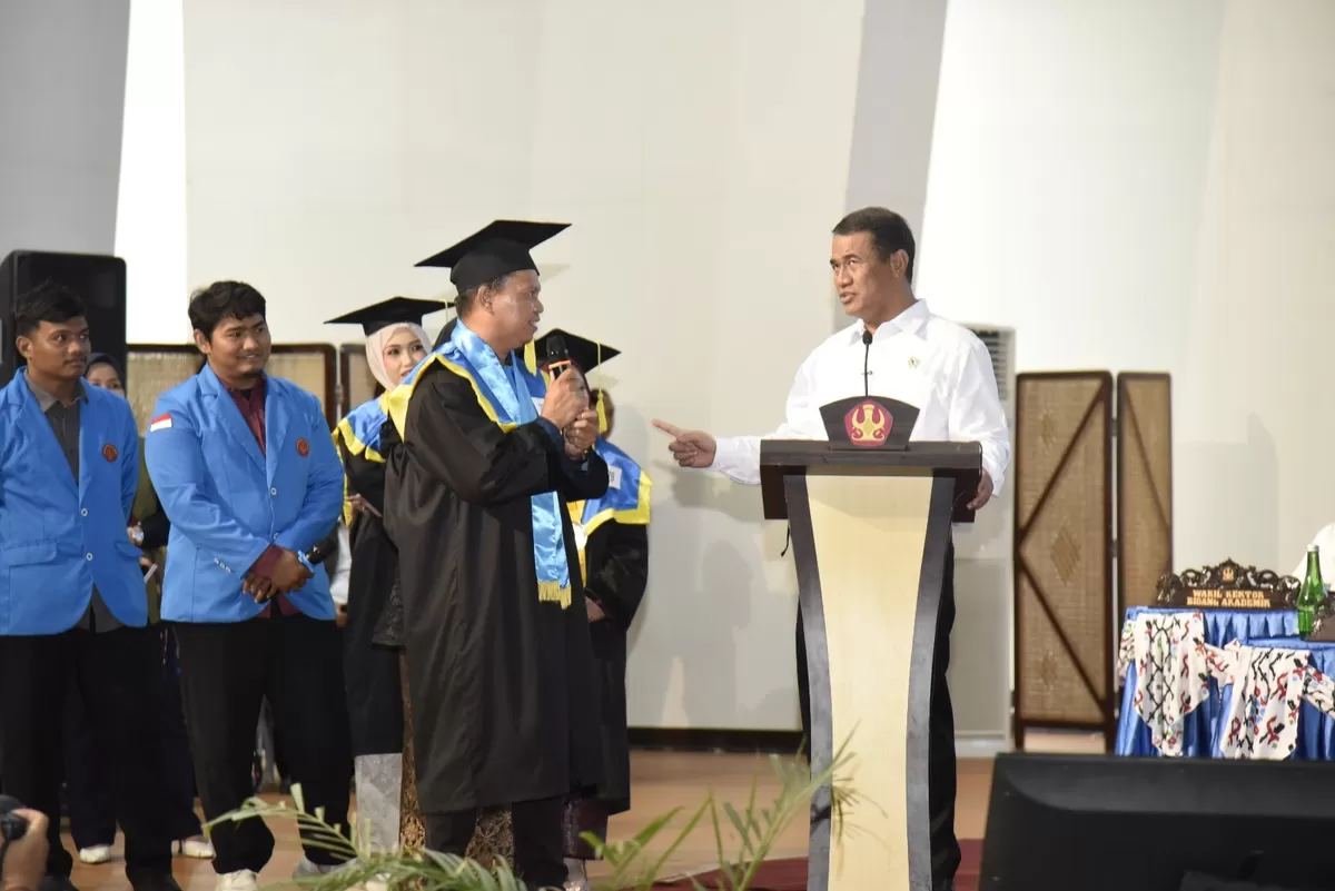 Menteri Pertanian Andi Amran Sulaiman bersama peserta wisuda Untad periode ke-138 (IST)