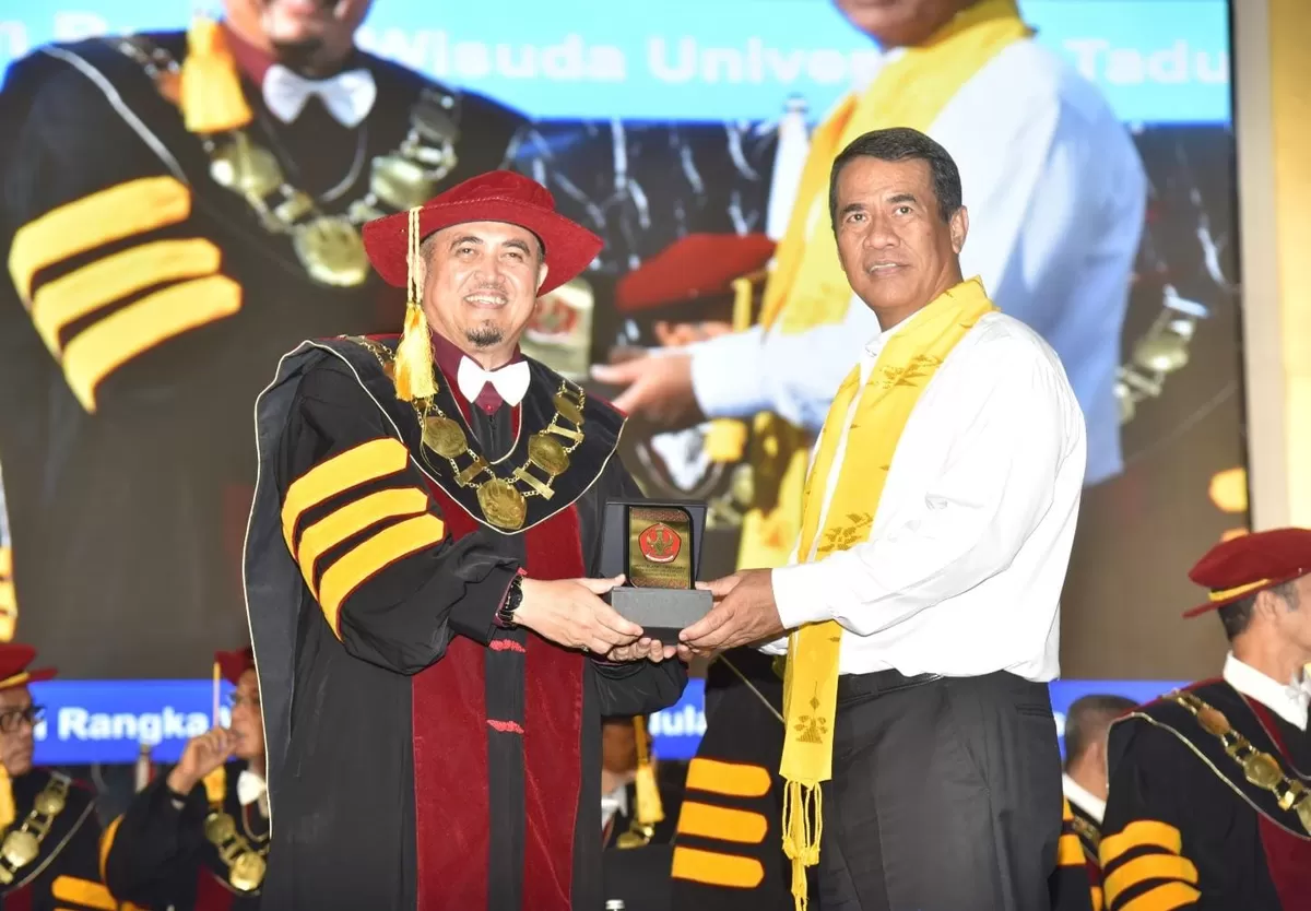 Menteri Pertanian RI Andi Amran Sulaiman dan Rektor Universitas Tadulako Prof. Amar berfoto bersama usai prosesi Wisuda Periode ke-138 yang diikuti 1.018 wisudawan dan wisudawati. (IST)