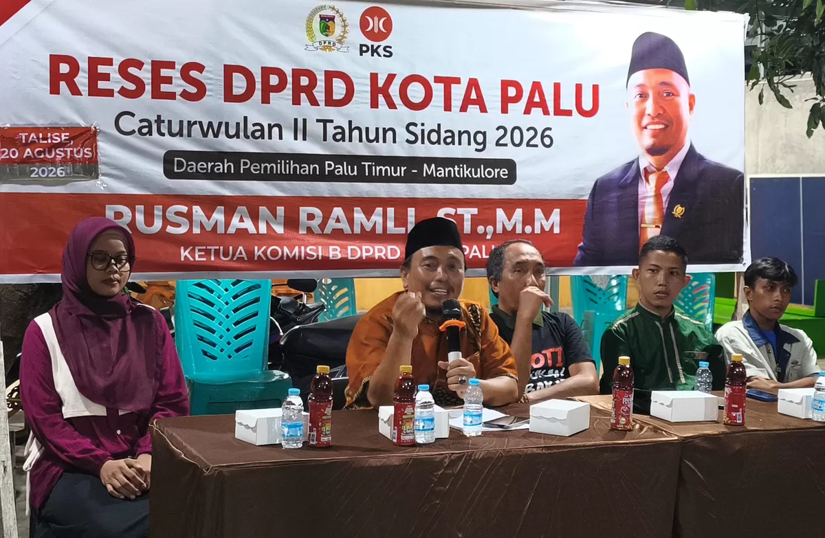 Rusman Ramli berdialog dengan mahasiswa saat pelaksanaan Reses Caturwulan II Tahun Sidang 2026 di Home Base RR, Kelurahan Talise, Kota Palu.  (Junaidi )