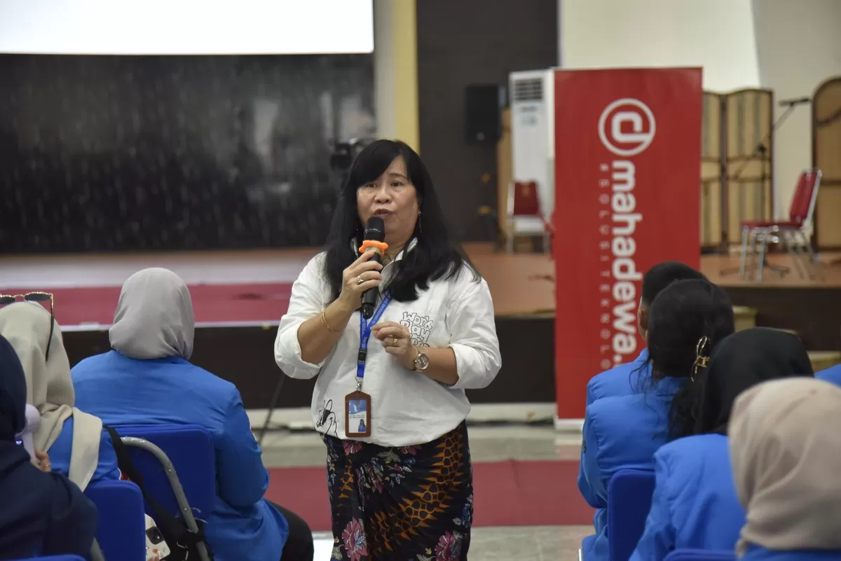 Wakil Rektor Bidang Perencanaan dan Kerja Sama Untad, Dr. Sc. Agr. Ir. Aiyen Tjoa, M.Sc., mensosialisasikan peluang beasiswa kepada para mahasiswa  (IST)