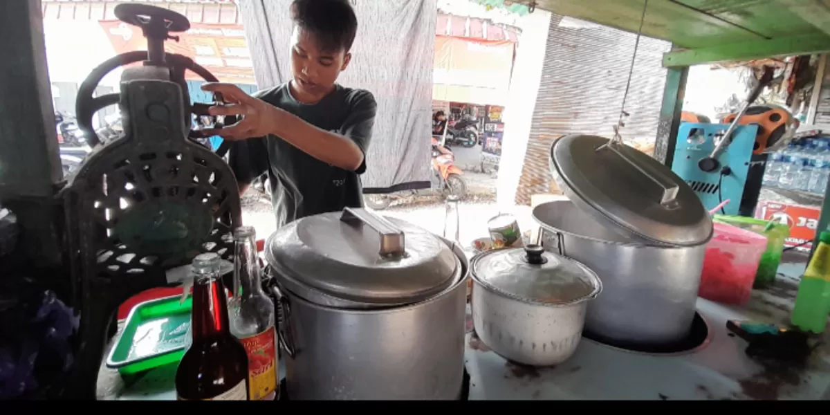 Yahya penjual es di Parigi buang Gengsi demi cari cuan bareng keluarga.