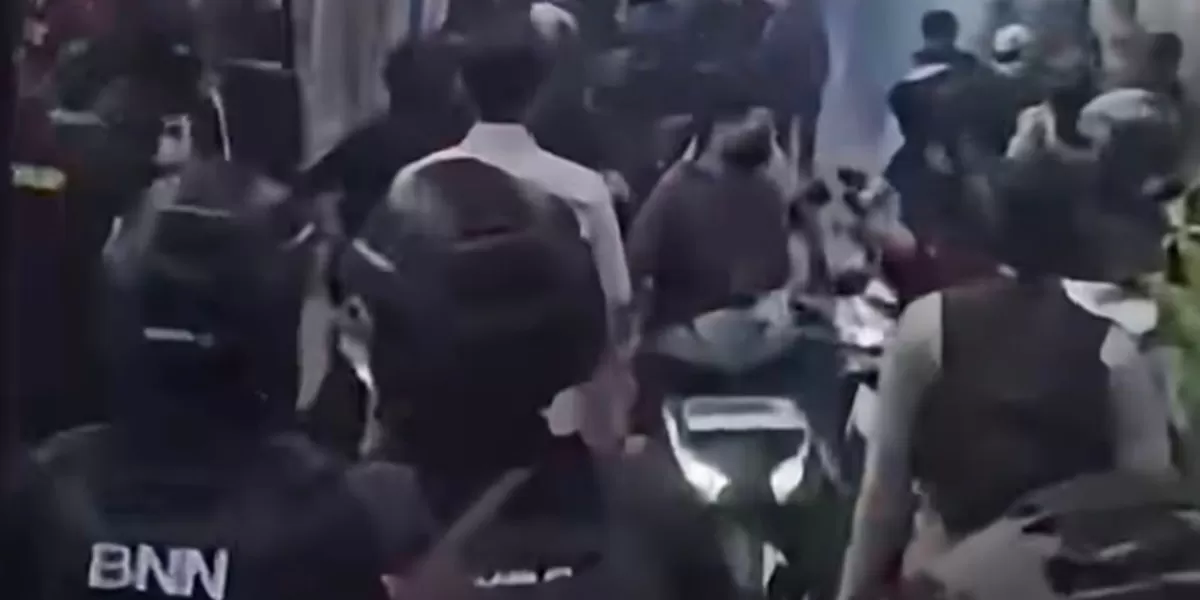 Suasana penggerebekan bandar narkoba di Bahar Tanjung Priok diwarnai bentrok warga dengan polisi. Tangkapan layar Instagram @infodepok24