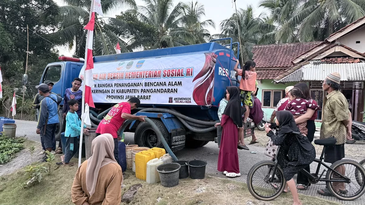 Penyaluran air bersih oleh Kemensos RI melalui Tagana Pangandaran.  (Tagana Pangandaran )