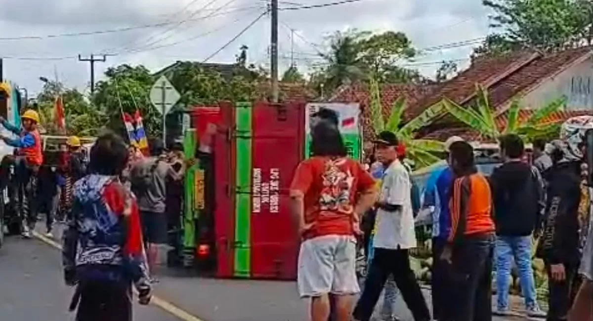 Kecelakaan beruntun libatkan truk elpiji, pikap, dan Ayla di jalur Pangandaran-Cijulang. Diduga akibat hilang kendali di tikungan, 5 korban dilarikan ke RS.