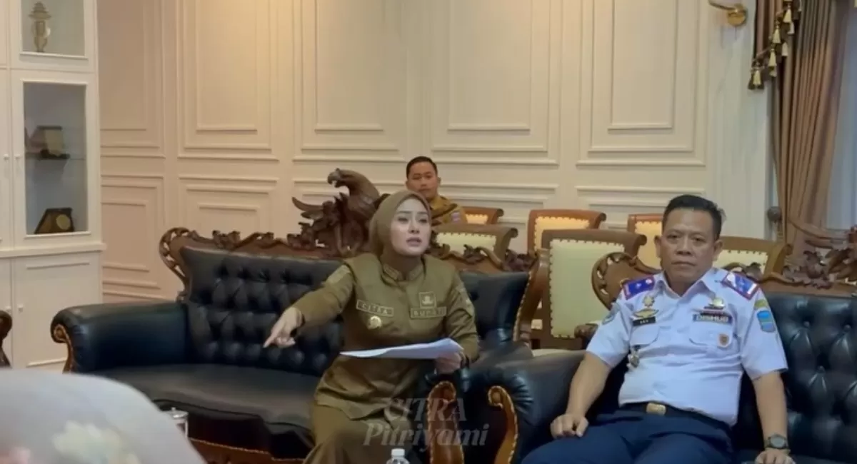 Suasana ruang kerja Bupati Pangandaran, saat Bupati Pangandaran, Citra Pitriyami, memimpin rapat evaluasi bersama jajaran dinas terkait dan pihak ketiga (rekanan/vendor).