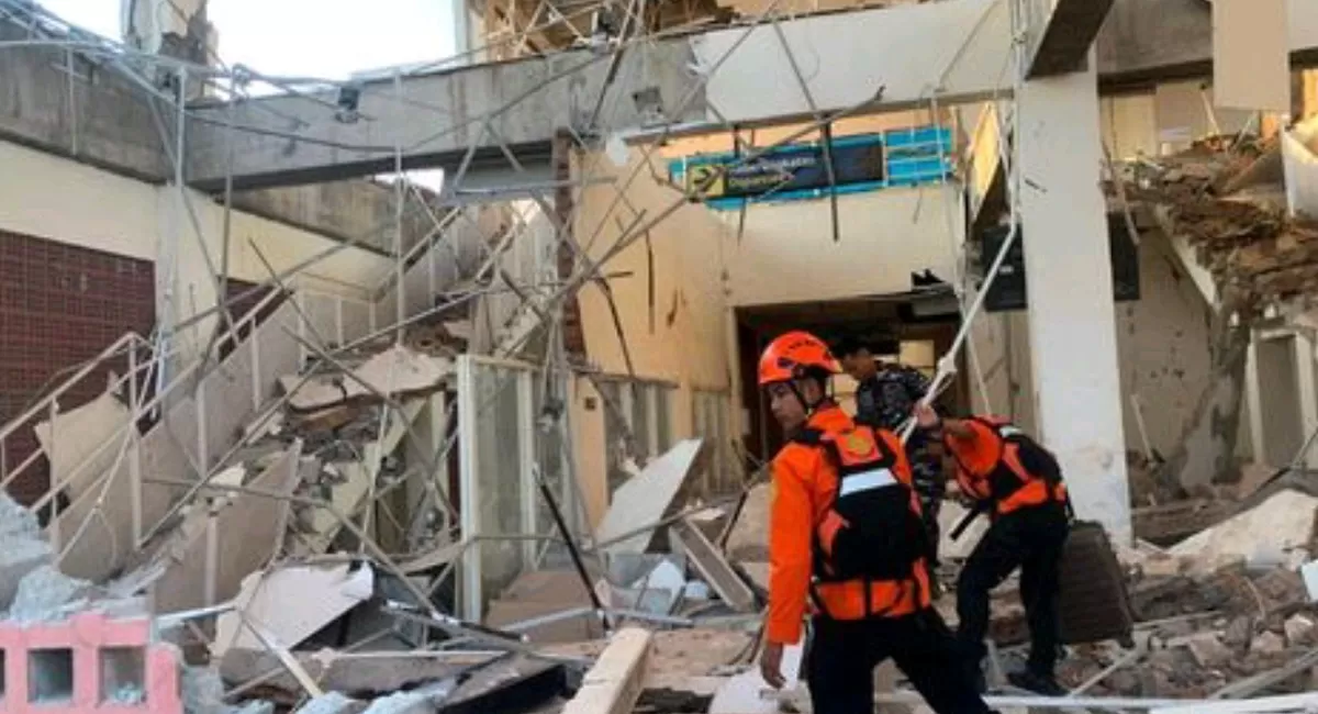 Foto: Tim SAR melakukan penyisiran bangunan Pelabuhan Laurentius Say Maumere yang rusak akibat gempa di Kabupaten Sikka, Nusa Tenggara Timur (NTT), Sabtu (15/8/2026). (REUTERS/Stringer) 