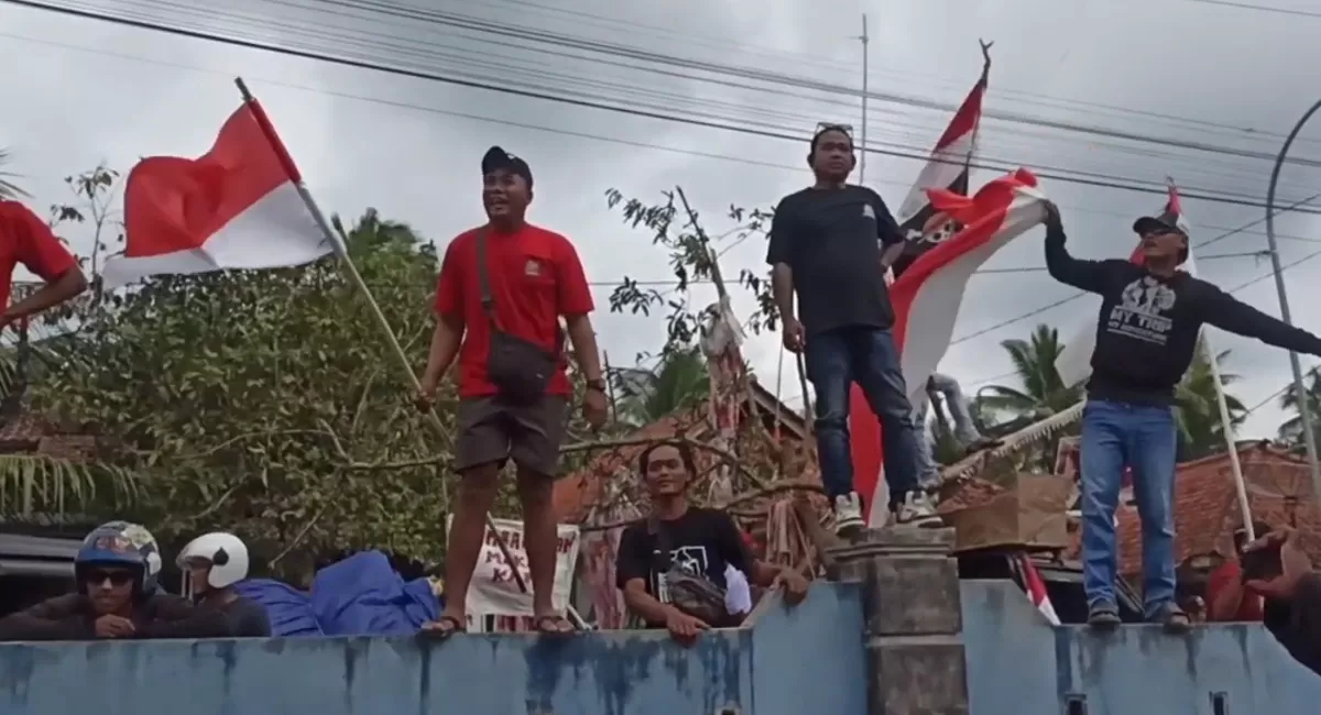 Sejumlah warga yang tergabung dalam Forum Masyarakat Peduli Wisata Madasari mendatangi kantor desa setempat usai mengikuti karnaval kemerdekaan pada Senin, 17 Agustus 2026.