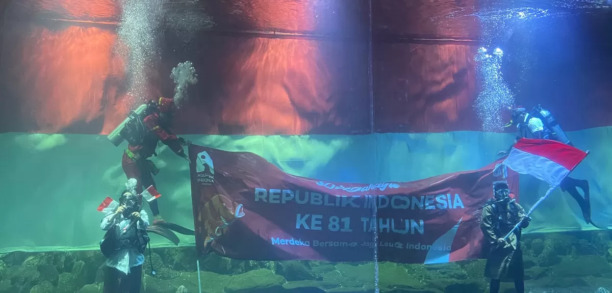 Kibaran bendera merah putih di Akuarium Indonesia. 