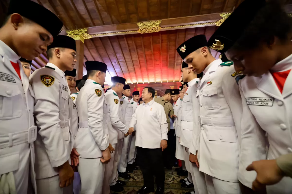 Presiden Prabowo Subianto dengan Paskibraka HUT Kemerdekaan RI Ke-81 di Hambalang (istimewa)