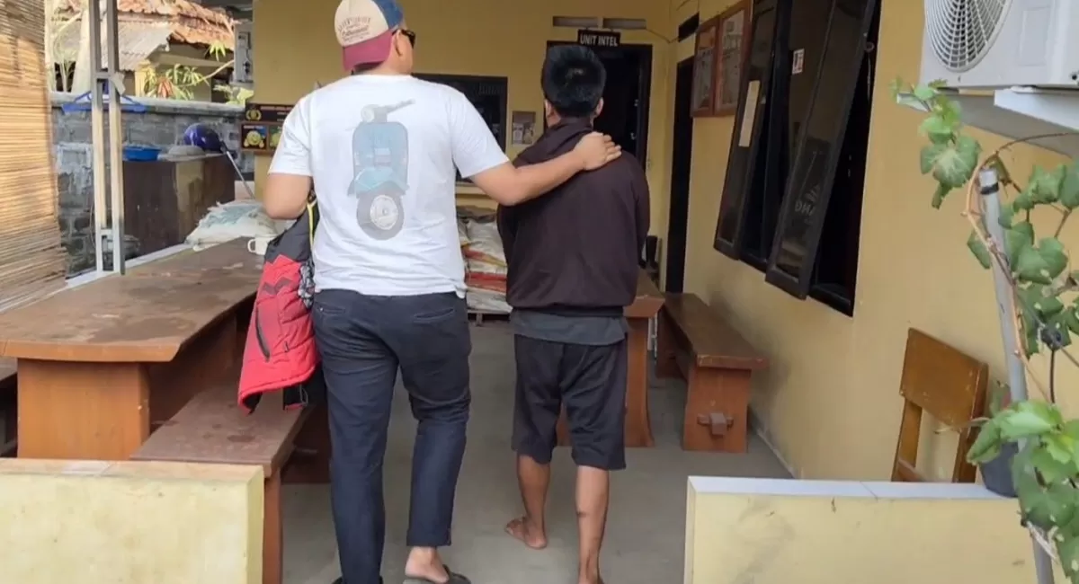 Seorang pria berinisial K (22) saat dibawa ke Mapolsek Padaherang usai diduga melakukan penganiayaan kepada istrinya. ist