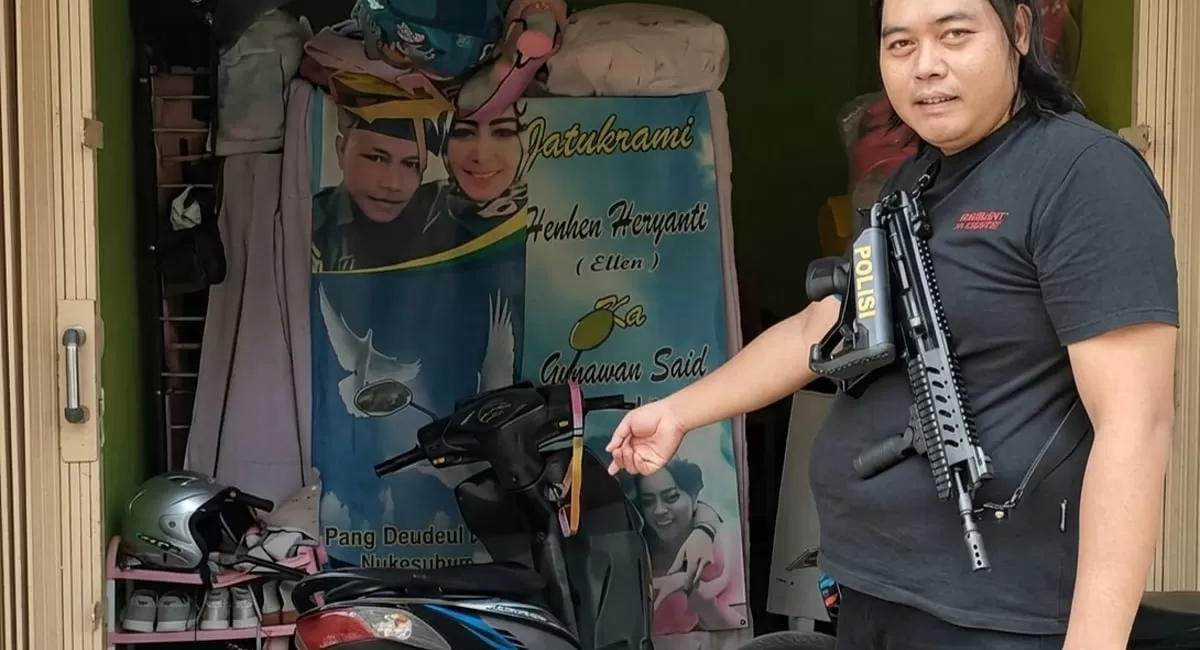Petugas kepolisian tunjukkan motor matik yang diburu mati-matian sedang nongkrong dengan tenang di dalam garasi rumah pelapor. ist